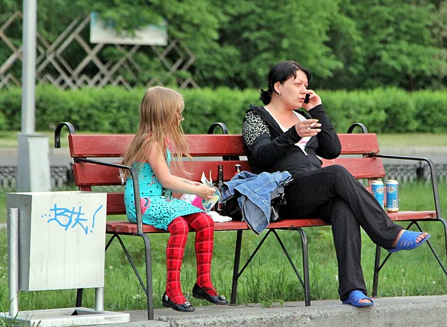 Группа сентябрь женщина курит на лавочке. Люди на лавочке в парке. Человек на скамейке. Люди на скамейке в парке. Скамейка.