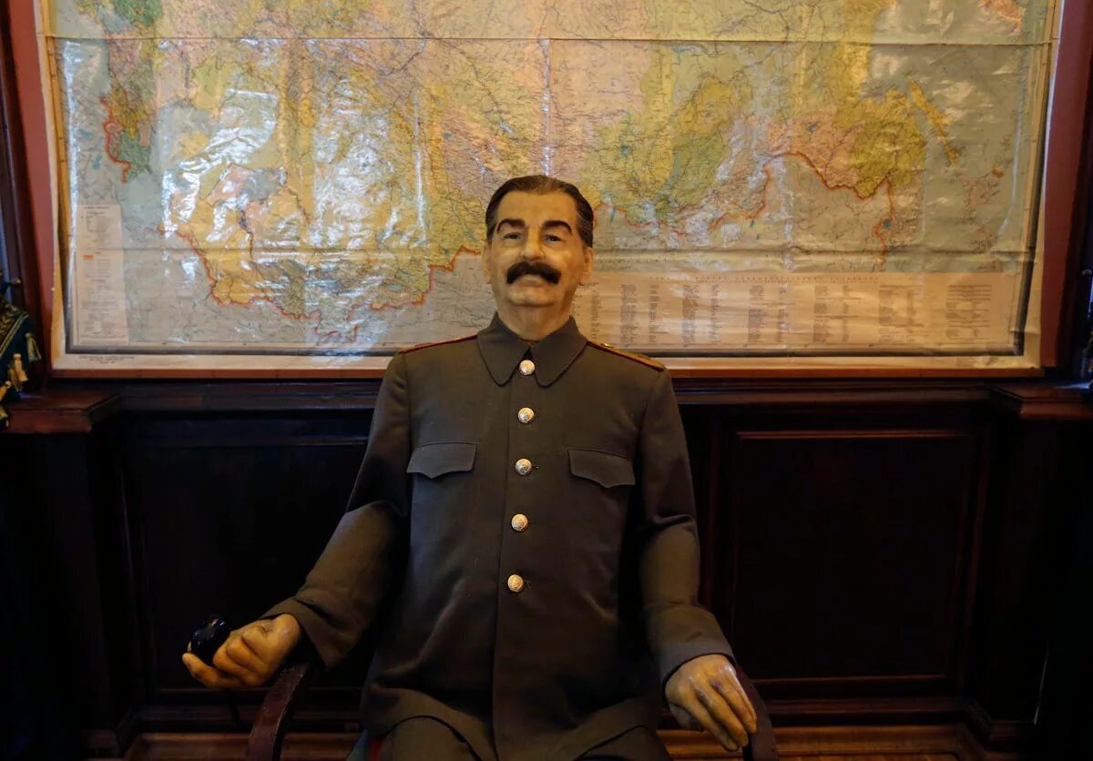 Дача сталина в сочи внутри. Сочинский сталин на самокате. Сталин сочи. Дача сталина ахун. Восковая фигура сталина.