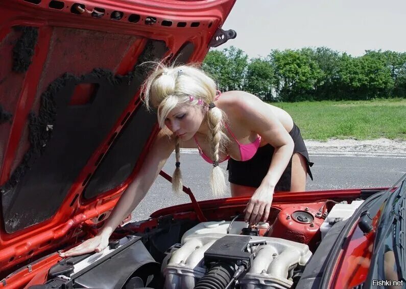 Парень починил девушке машину. Женщина чинит машину. Девушка автослесарь. Девушки под капотом авто. Девушка чинит машину.