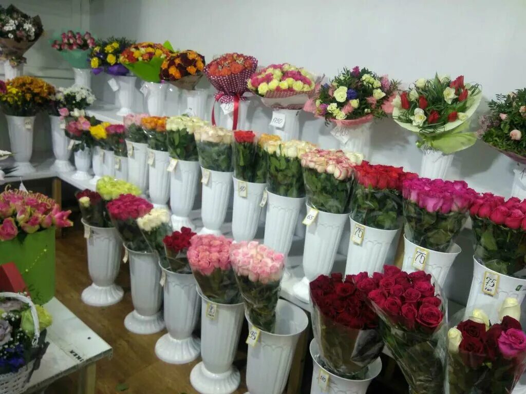 Купить розы в цветочном магазине. Диантус Оренбург. Оренбург Цветочная Лавка. Цветочный магазин 25 роз. Оренбург цветочный магазин Диантус.