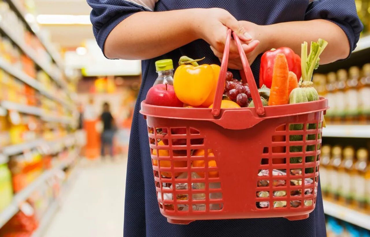 Тележка для супермаркета. Тележка с продуктами. Самый потребительский товар. Корзина для супермаркета. Корзинка с продуктами.