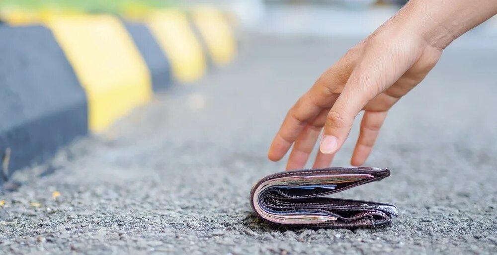 Picking up money. Кошелек на улице. On the Road бумажник в дороге. Обронить кошелек. Уронил портмоне.