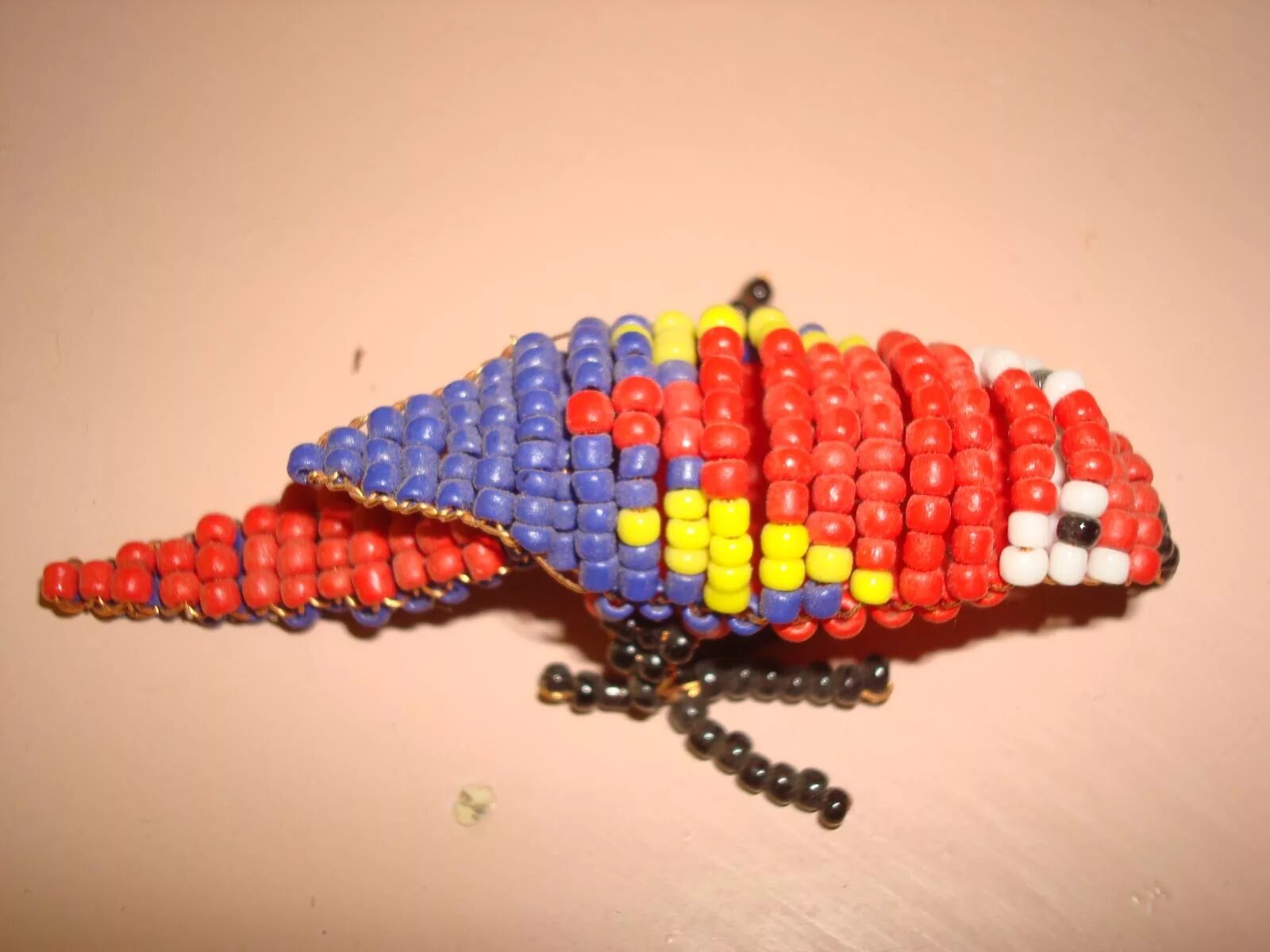 Брошь из бисера попугай. Плетение бисером птицы. Как сделать из бисера попугая. Попугай из бисера плоский. Попугай из бисера объемный.