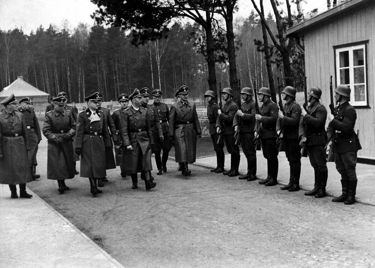 Лагерь сс. Контрацтоннве лагеря в нацистской Германии. Офицеры СС В концентрационных лагерях. Лагерь в Германии Освенцим.