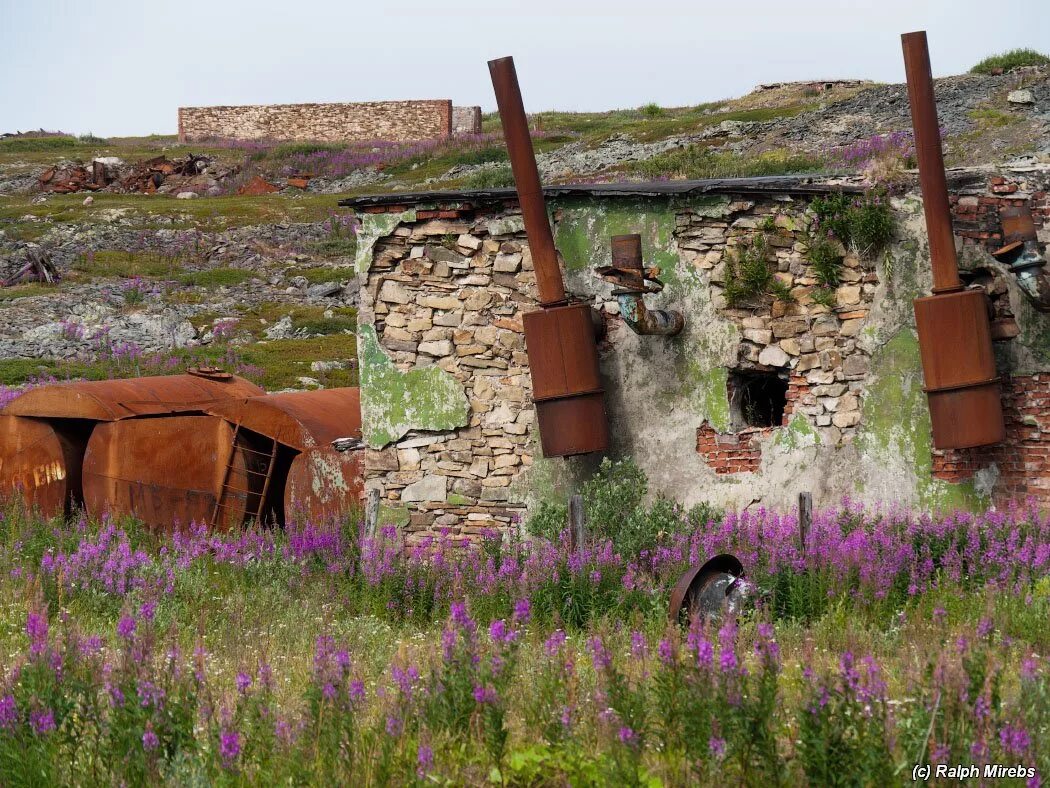 Остов техники. Поселок Западный Кильдин. Остров Кильдин. Верхний Кильдин военный городок. Остров Кильдин Восточный.