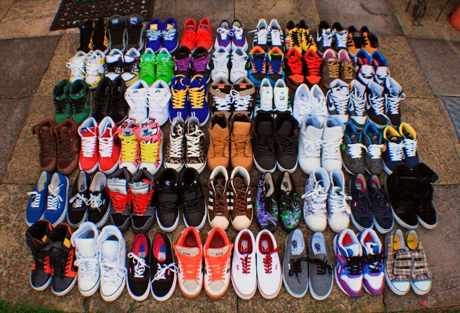 Интернет спортивной обуви. Коллекция кроссовок. Много кроссовок. Куча кроссовок. Огромная коллекция кроссовок.