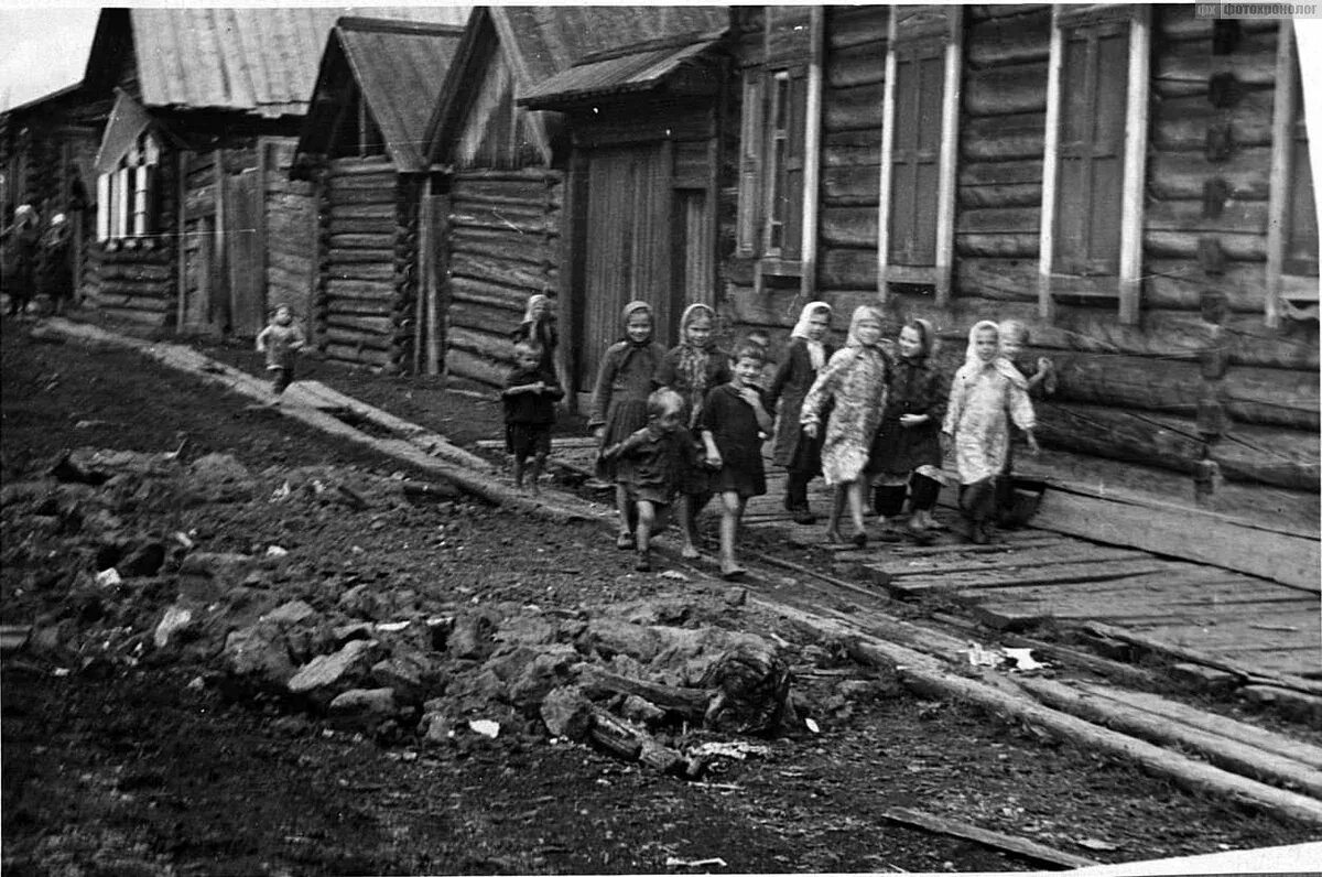 Деревни раньше. Деревня раньше. Деревни раньше и сейчас. Поселение в долине. Деревня раньше и сейчас фото.