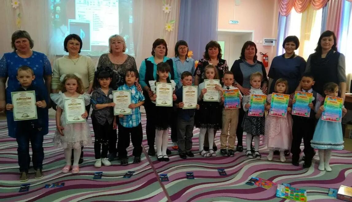 Романовский детский сад 12. Школа село романово алтайский край. Детский сад набережная 12 романовская школа. Романовский детский сад. Романовский детский сад.