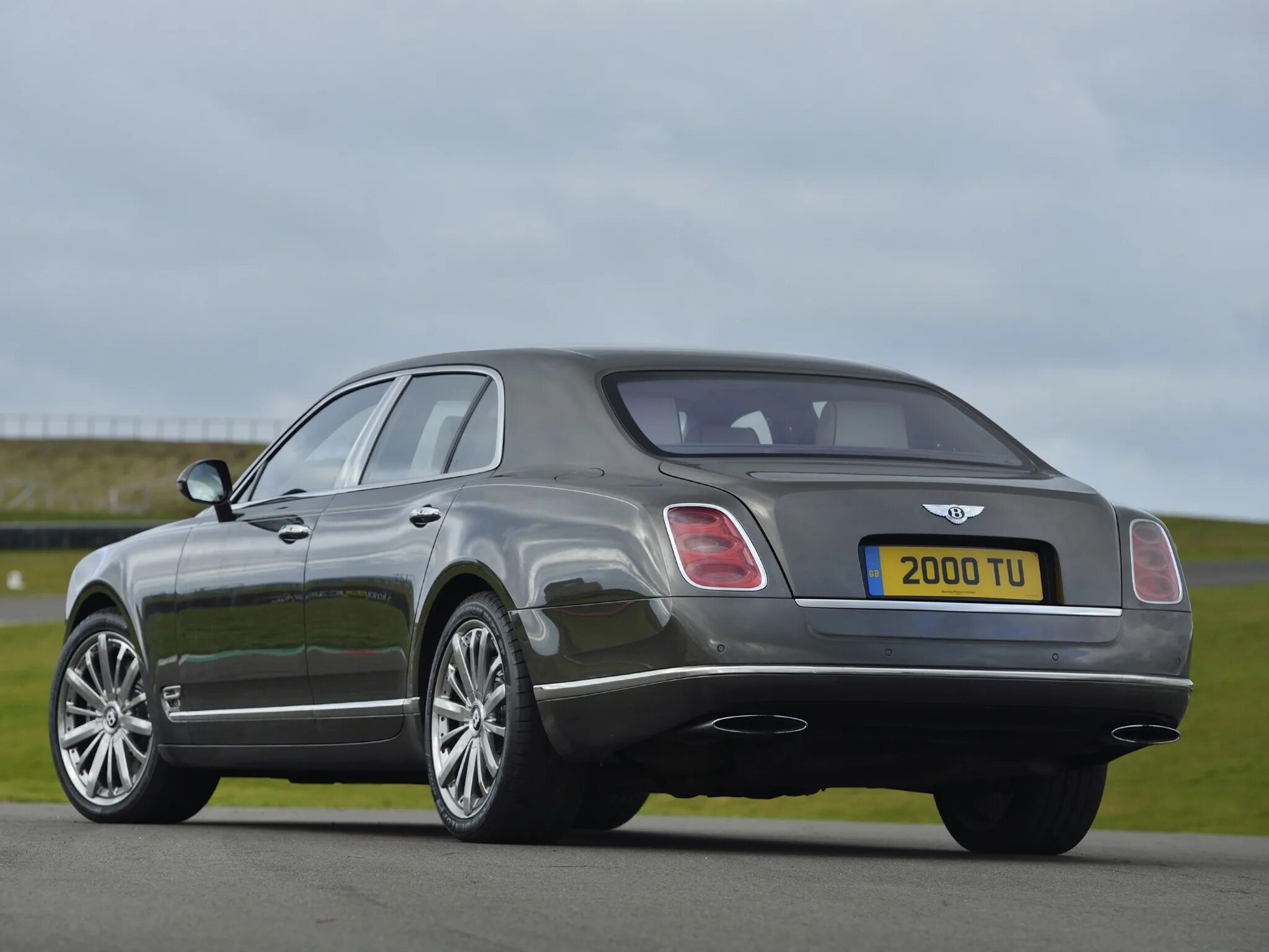 Бентли грей. Бентли Мульсан 2013. Bentley Mulsanne 2014. Бентли Мульсан 2013 года. Bentley Mulsanne Grand Limousine.