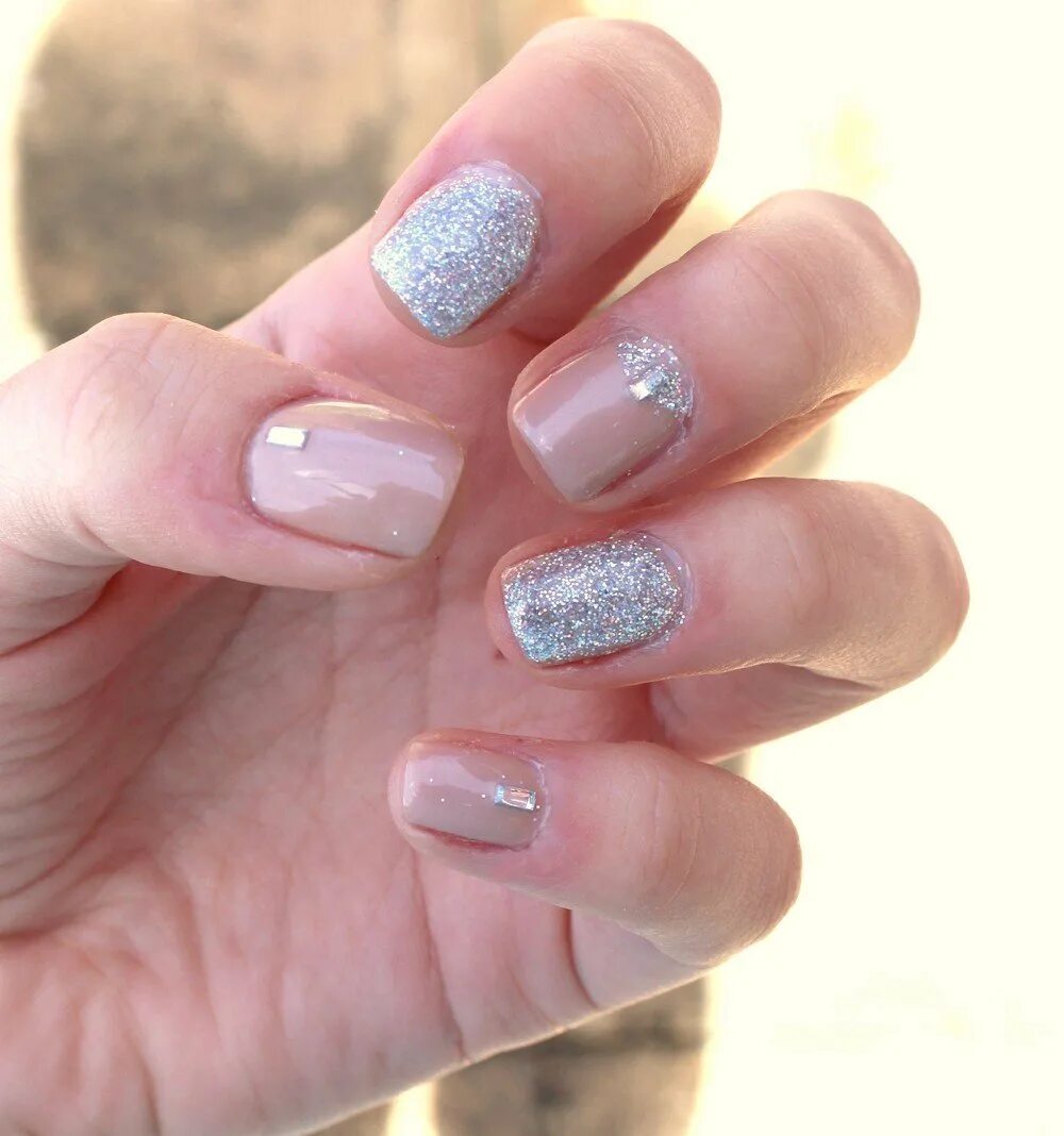 розово серебряный маникюр. розовый маникюр с серебряными блестками. ногти серебристые с розовым. ногти розовые с серебром. маникюр розовый с серебряным.