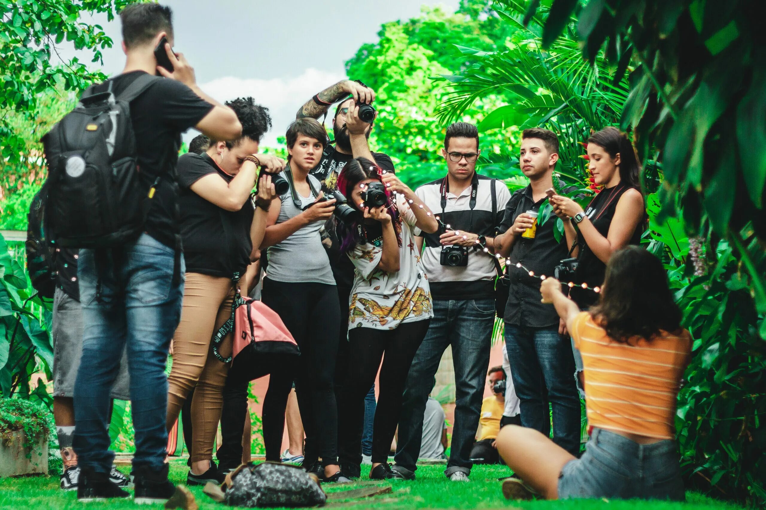 People near you. Группа людей с фотографом. Фотография группы деревьев. Фотограф на дереве. Человек фотографирует джунгли.