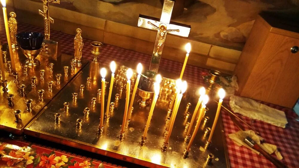 Куда ставят свечи за упокой в церкви