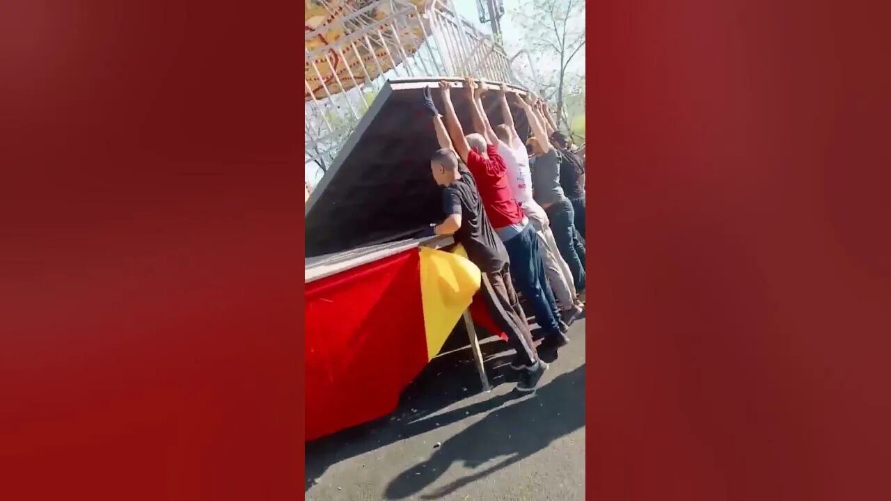 Рухнул аттракцион. Упала карусель в оренбурге. в парке оренбурга рухнула карусель. в оренбурге рухнула детская карусель. аттракционы которые рухнули.