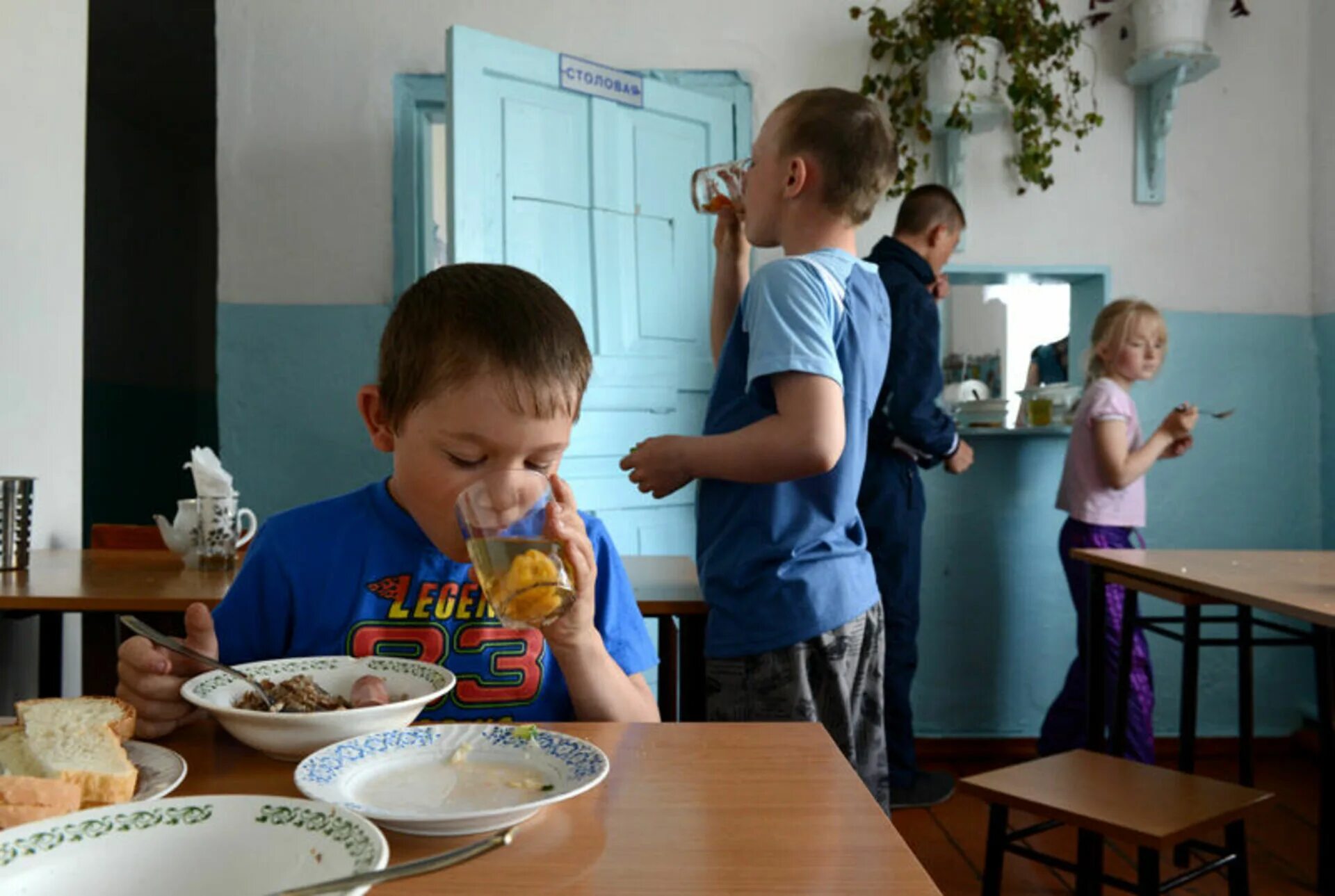 Первый день в детском доме. Еда в детском доме. Обед в детском доме. Питание в детском доме. Питание в детдоме.