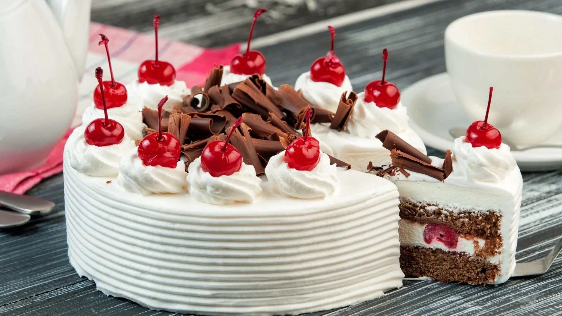 Торт вишенка. Подтаявшее мороженое. Торт метрополь шоколадно вишневый. Мороженое льется. Шоколадно вишневый торт.