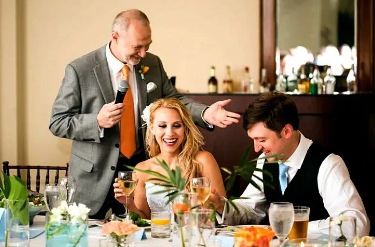 Свадьба тост мама. Жених и невеста за столом. Невеста за столом. Молодожены за столом. Свадьба молодожены за столом.