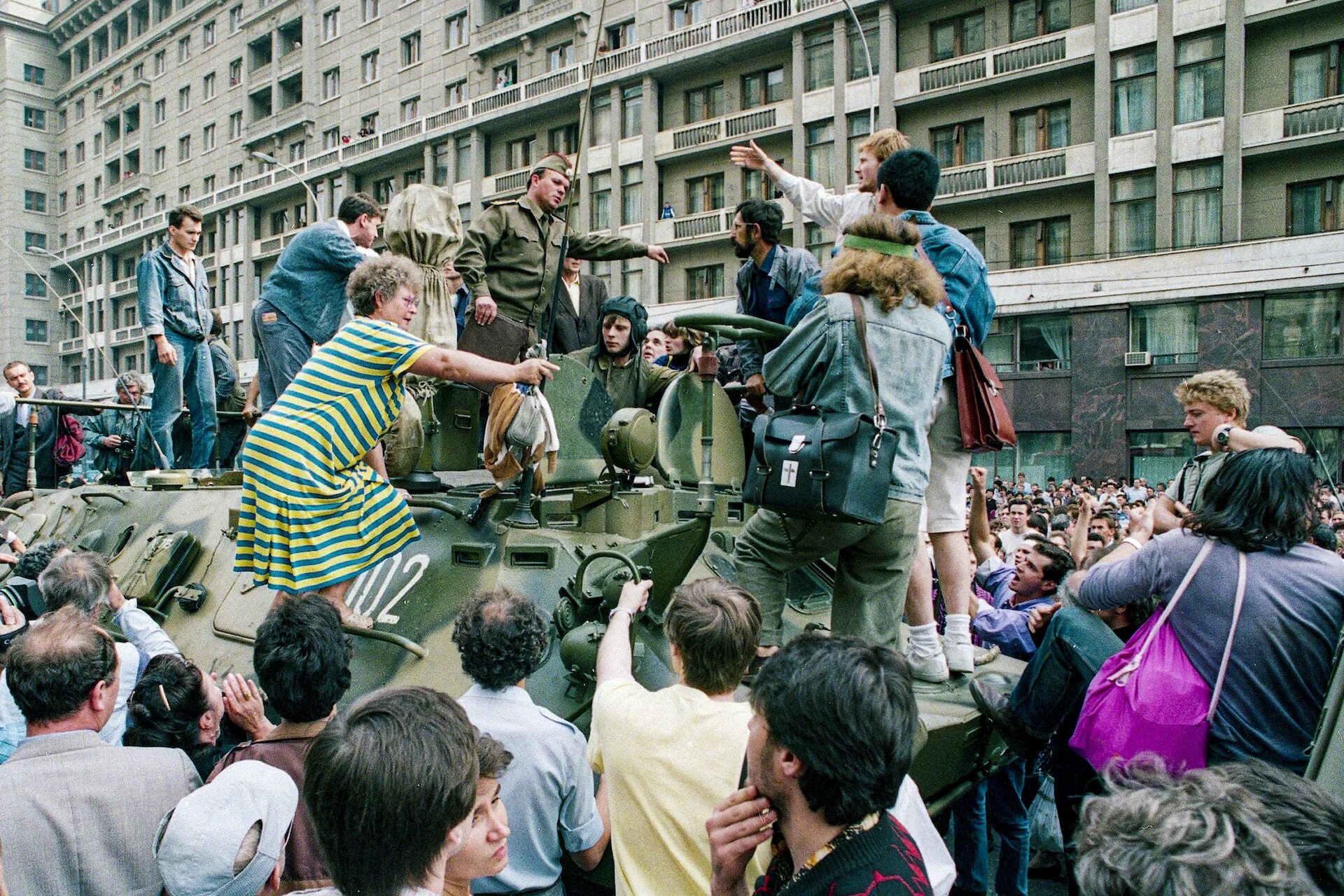 Толпа зевак 7. Путч ГКЧП 1991. Москва путч август 1991. Августовский путч 1991 СССР. Августовский путч 1991 ГКЧП.