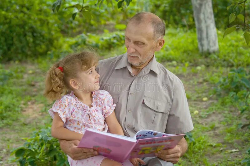 Дед и внучка ролик. Дедушка и внучка. Дедушка с внучкой фото. Дедушка с внучкой читают.