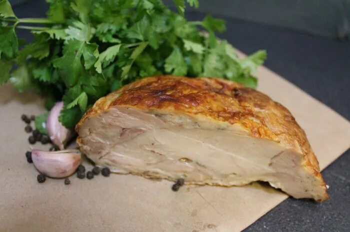 Куриная грудка в духовке буженина. Буженина из куриной грудки. Куриная пастрома в духовке. Буженина из куриной грудки. Куриная грудка в духовке буженина.