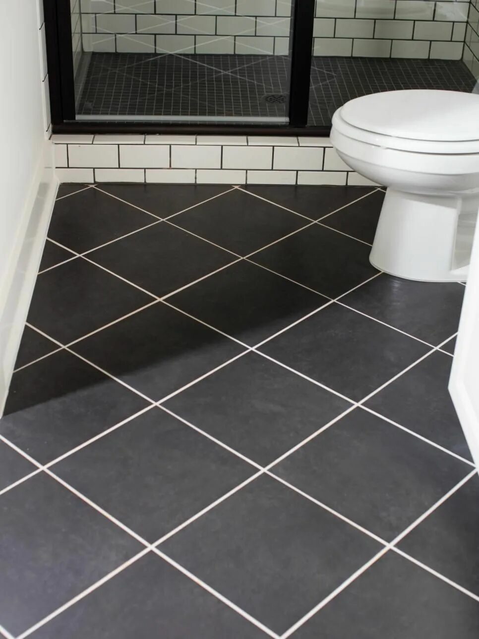 Затирка для напольной плитки. Светлая плитка на пол в ванную. Белая плитка на пол. Затирка для белой плитки на пол. Керамогранит с черной затиркой.