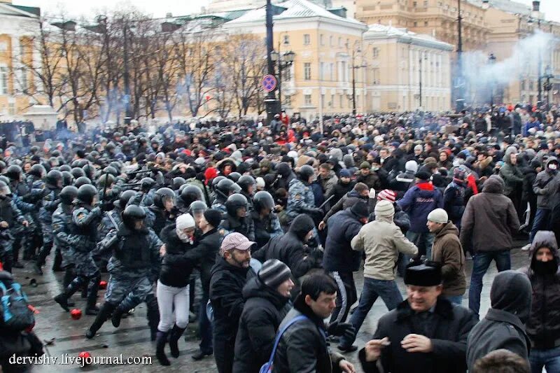 Манежная площадь 2010. Против власти. Митинги навального 2021. Люди идущие против власти. Люди идущие против власти.