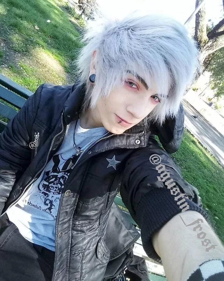 Мальчик с белыми волосами. Эмо блондин. Нефор с белыми волосами. Парень панк арт. Майер марсель эмо.