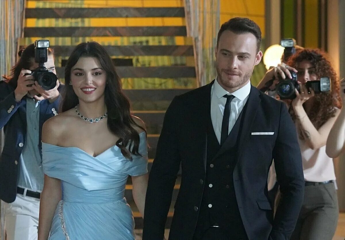 Постүчи в мою дверь турецкий. Серкан болат и эда. Энгин и серкан. Эда йылдыз и серкан болат. Постүчи в мою дверь турецкий.