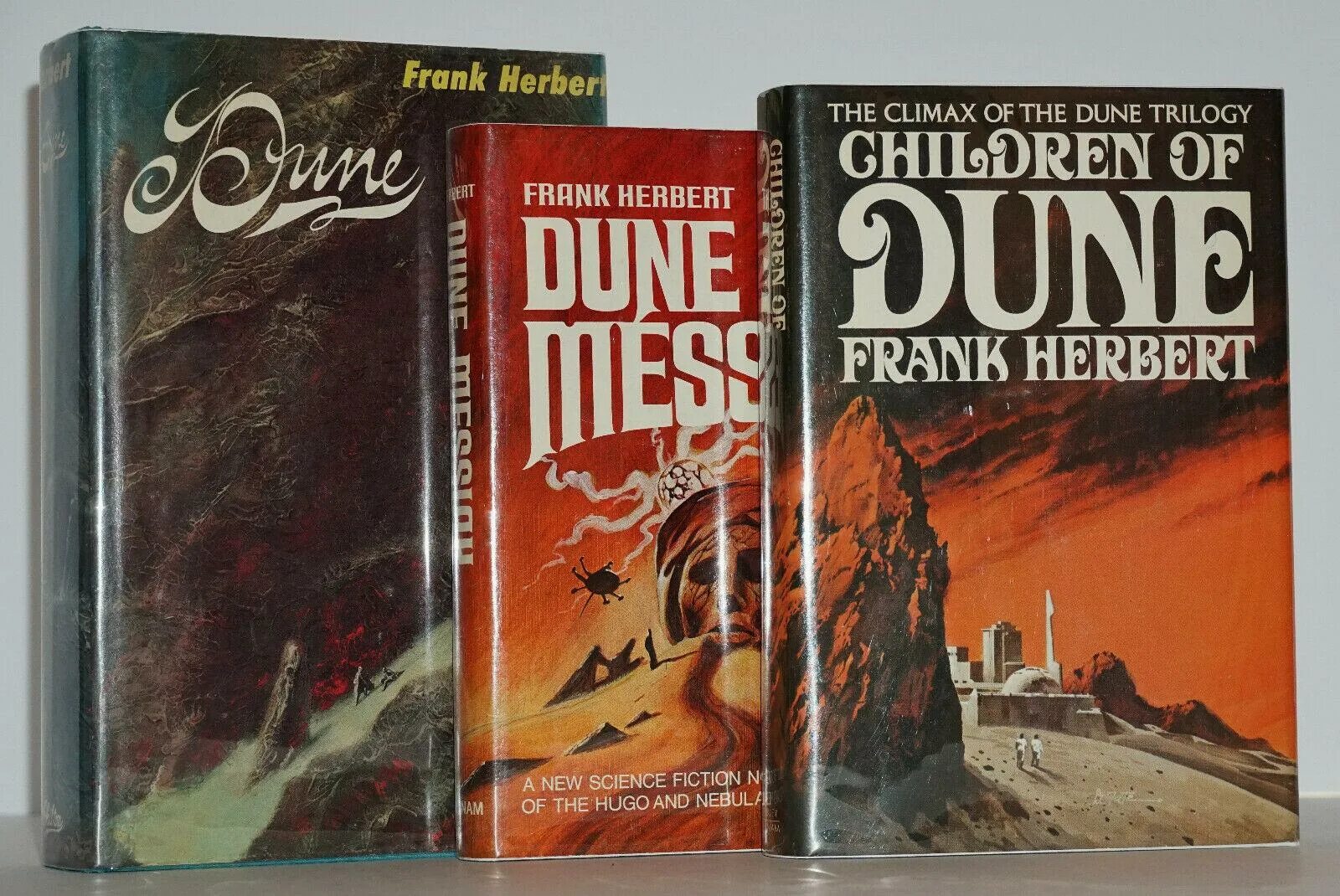 Фрэнк герберт дети дюны. Dune Frank Herbert, 1965. Дюна трилогия. Дюна дети дюны книга. Фрэнк Герберт Дюна первая трилогия.