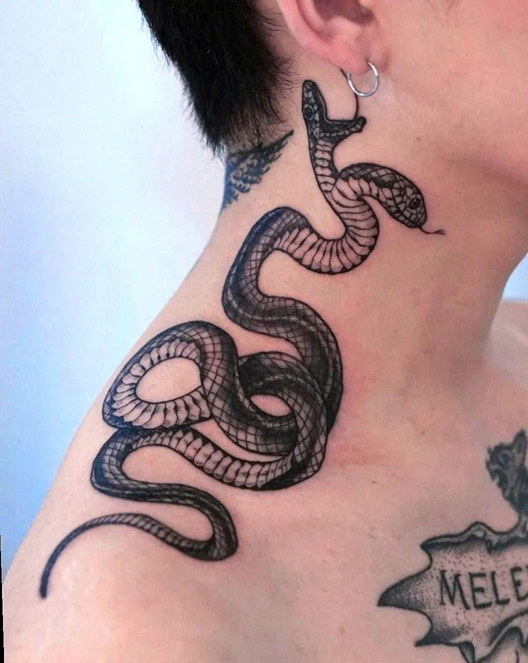 Татуировки на шее для девушек. Тату змеи на шее мужские. Тату змея на щеке. Тату змеи на шее. Тату змея на шее.