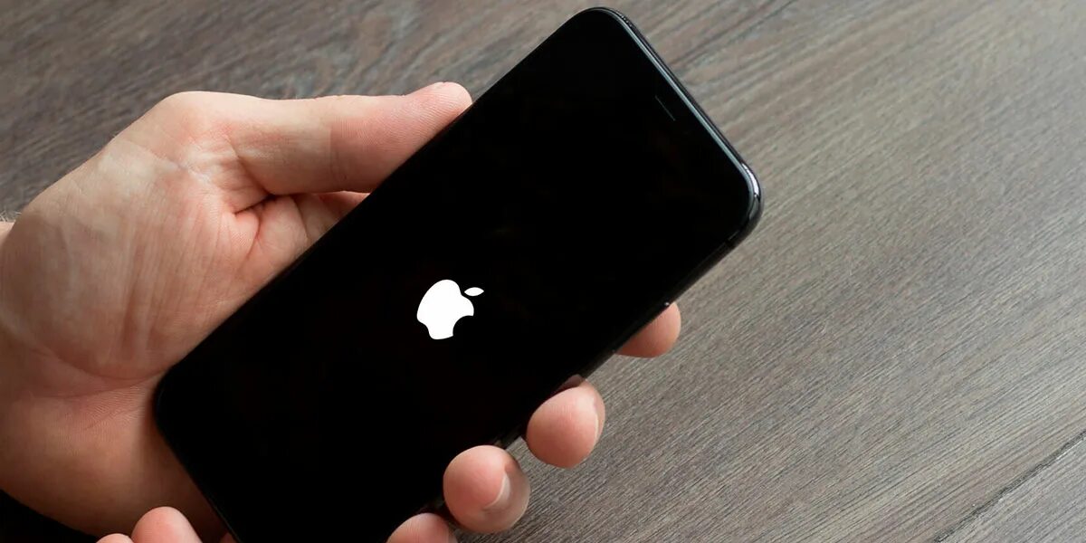 Айфон становится черный экран. Айфон завис на яблоке. Айфон повис на яблоке. Айфон перезагружается на яблоке. Iphone 11 перезагружается на яблоке.
