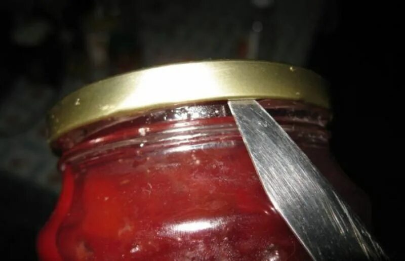 Баночки закручивающиеся. Испорченные крышки. Банки с закручивающимися крышками. Открывает банку. Банка с открытой крышкой.