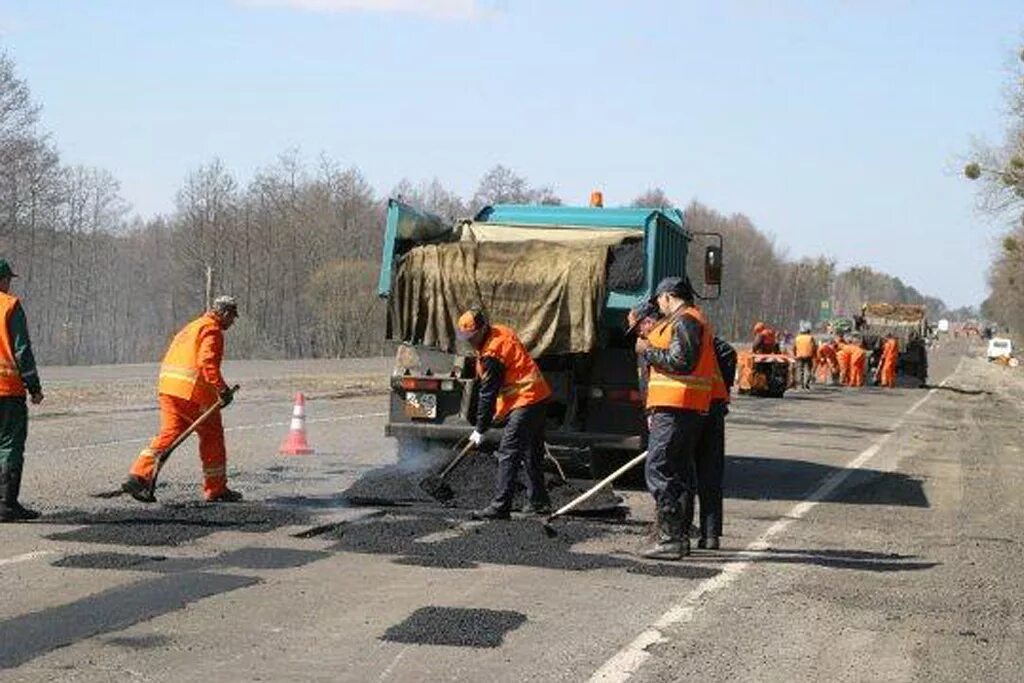 Ремонт дорог летом. Дорожники ямочный ремонт. Готовность к ремонту дорог. Сланцевское ДРСУ. Текущий ремонт автомобильных дорог