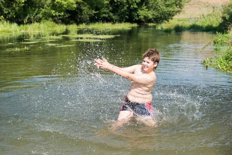 Мальчик на реке. Мальчики на речке. River мальчик. Мальчик брызгается водой в реке.