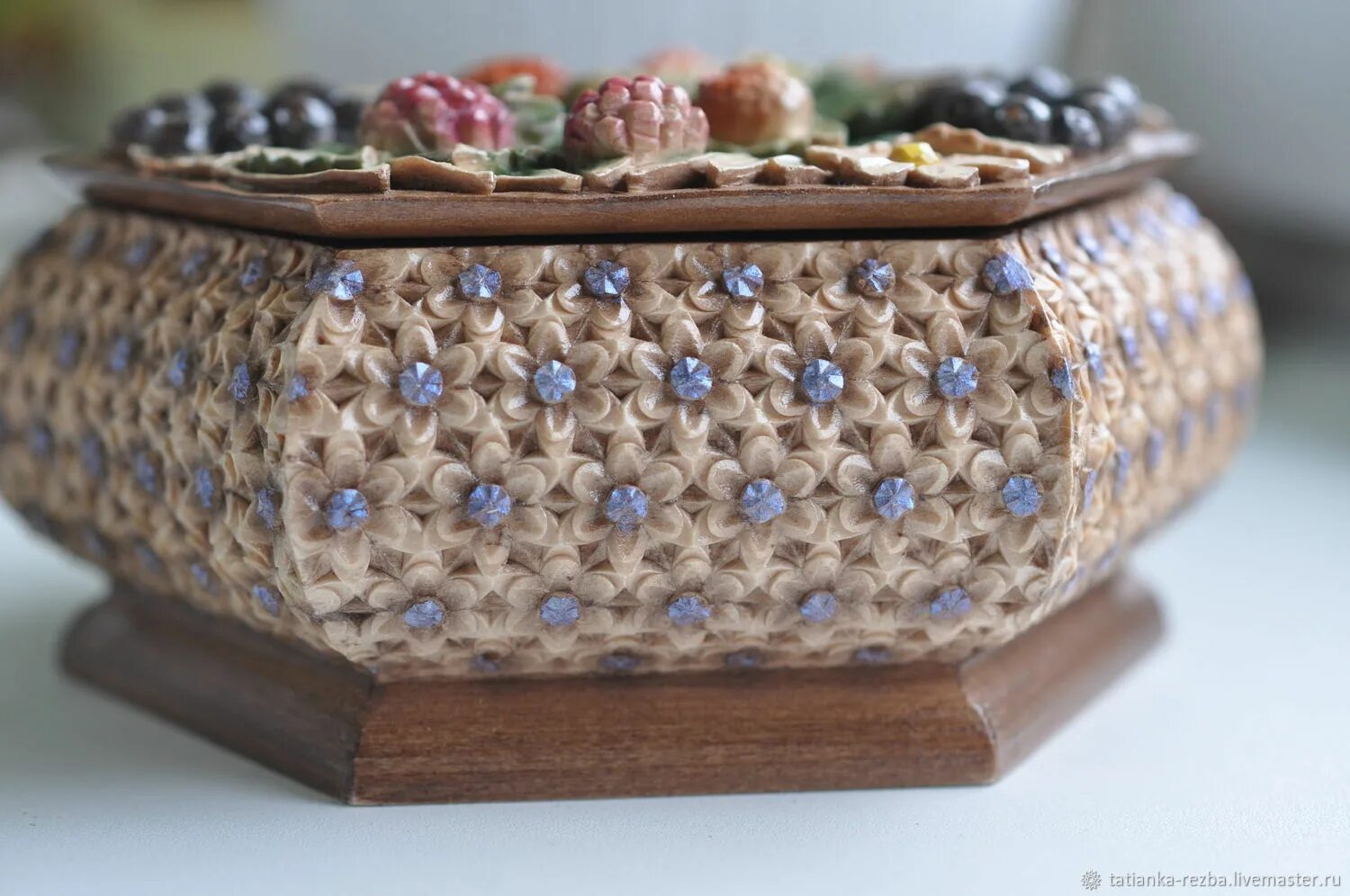Крючком деревянные шкатулки. Вязаные корзинки. Резьба по дереву шкатулки. Шкатулка деревянная резная. Резные шкатулки из дерева.