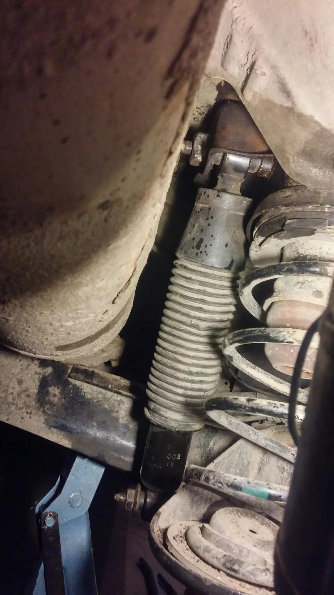 Задние стойки на хендай солярис 2013. Задние стойки solaris 2012. Замена задних стек солярис. Втулка амортизатора хендай солярис. Замена заднего амортизатора солярис 2017.