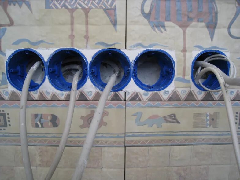 подрозетник в плитке. подрозетники под плитку. подрозетники для кухонного фартука. подрозетник в плитке. подрозетники под плитку.