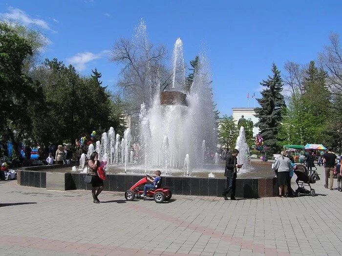 Главное черкесск. Центральный сквер Черкесск. Фонтан Центральный парк Черкесск. КЧР город Черкесск. Карачаево-Черкесская Республика, Черкесск, Центральный сквер фонтан.