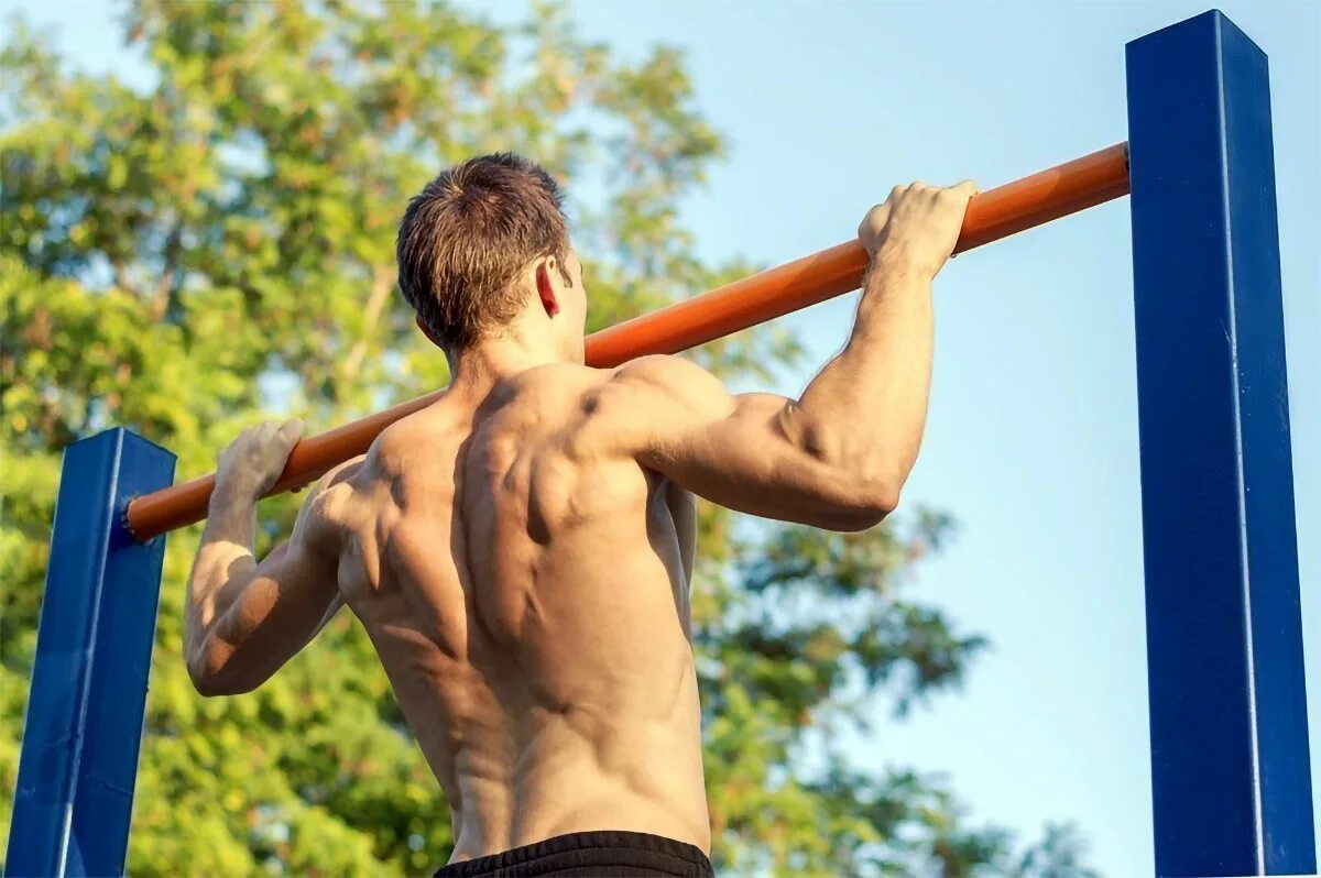 Подтягивания с прыжком. Таблица подтягиваний на турнике с нуля. Как быстро подтягиваться на турнике. Подтягивание на перекладине техника выполнения. Как научиться подтягиваться на перекладине.