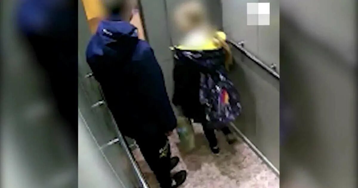 Стали лапать. Нападение на девушку в лифте. Нападение на девочку в лифте. Напал на школьницу в лифте.