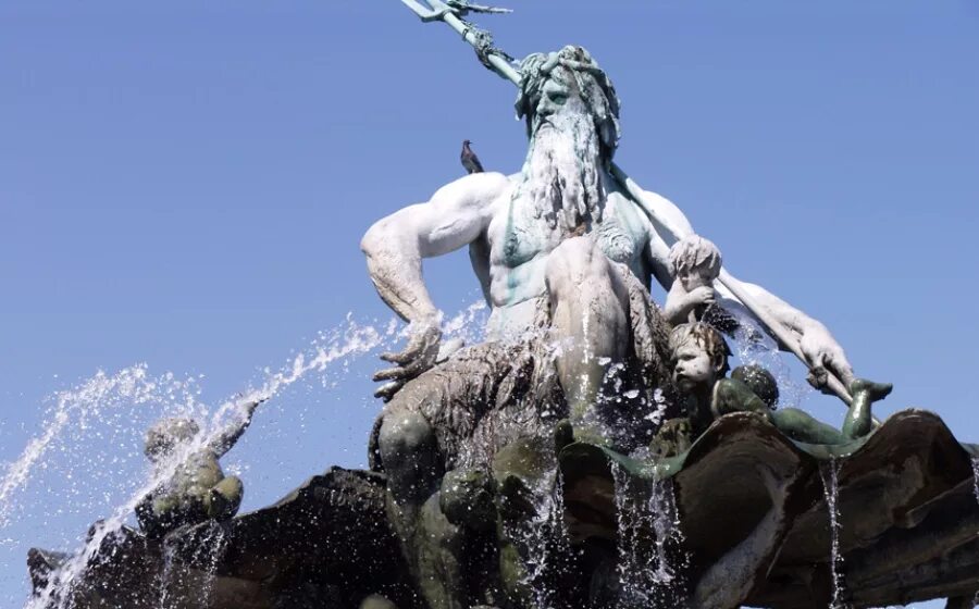 Посейдон красноярск. Посейдон статуя. Посейдон Нептун скульптура. Фонтан в Риме Нептун Посейдон. Статуя фонтан Посейдон.