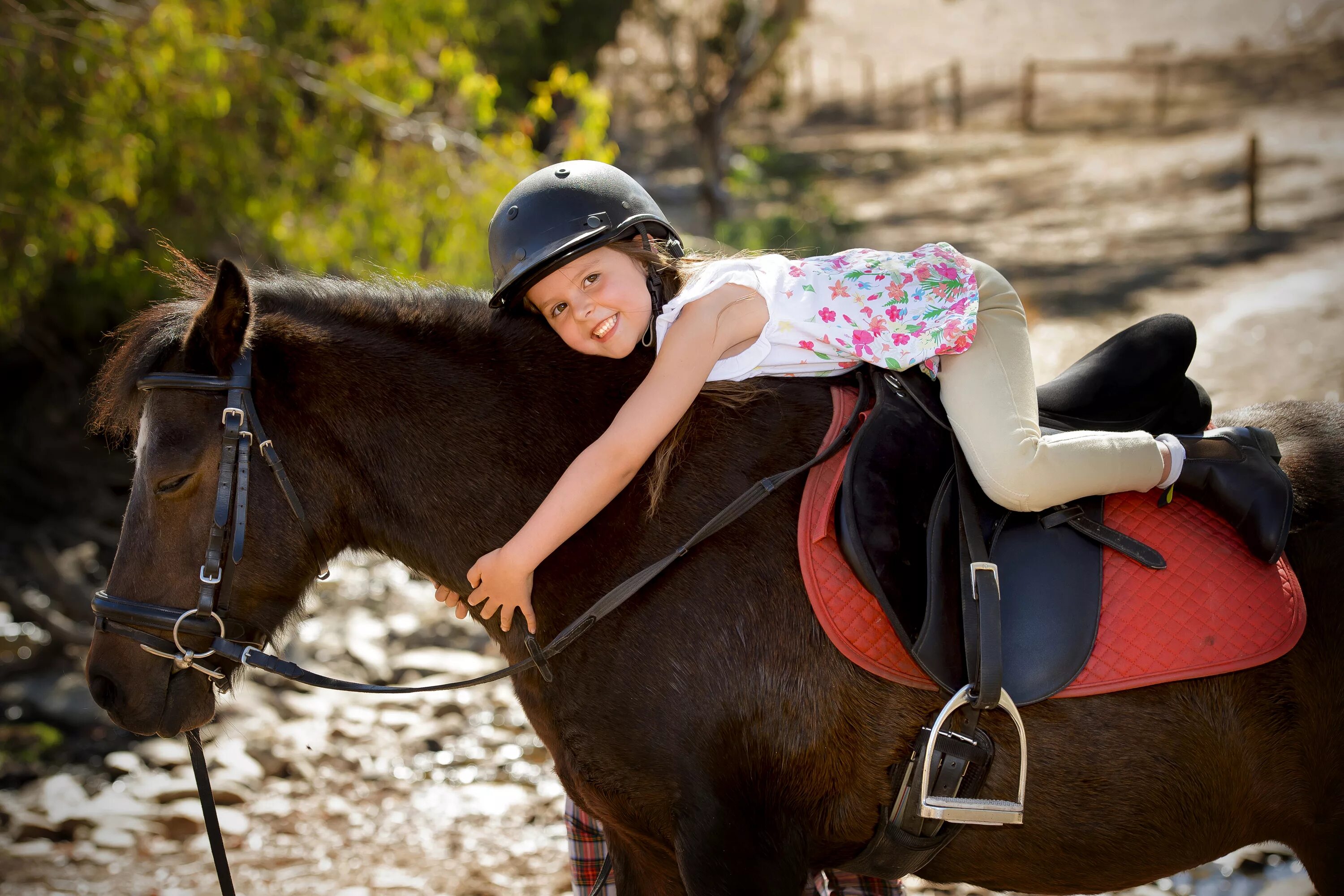Девочка на лошади. Девочка катается на лошади. Дети катаются на лошадях. Фотосессия с лошадьми дети.