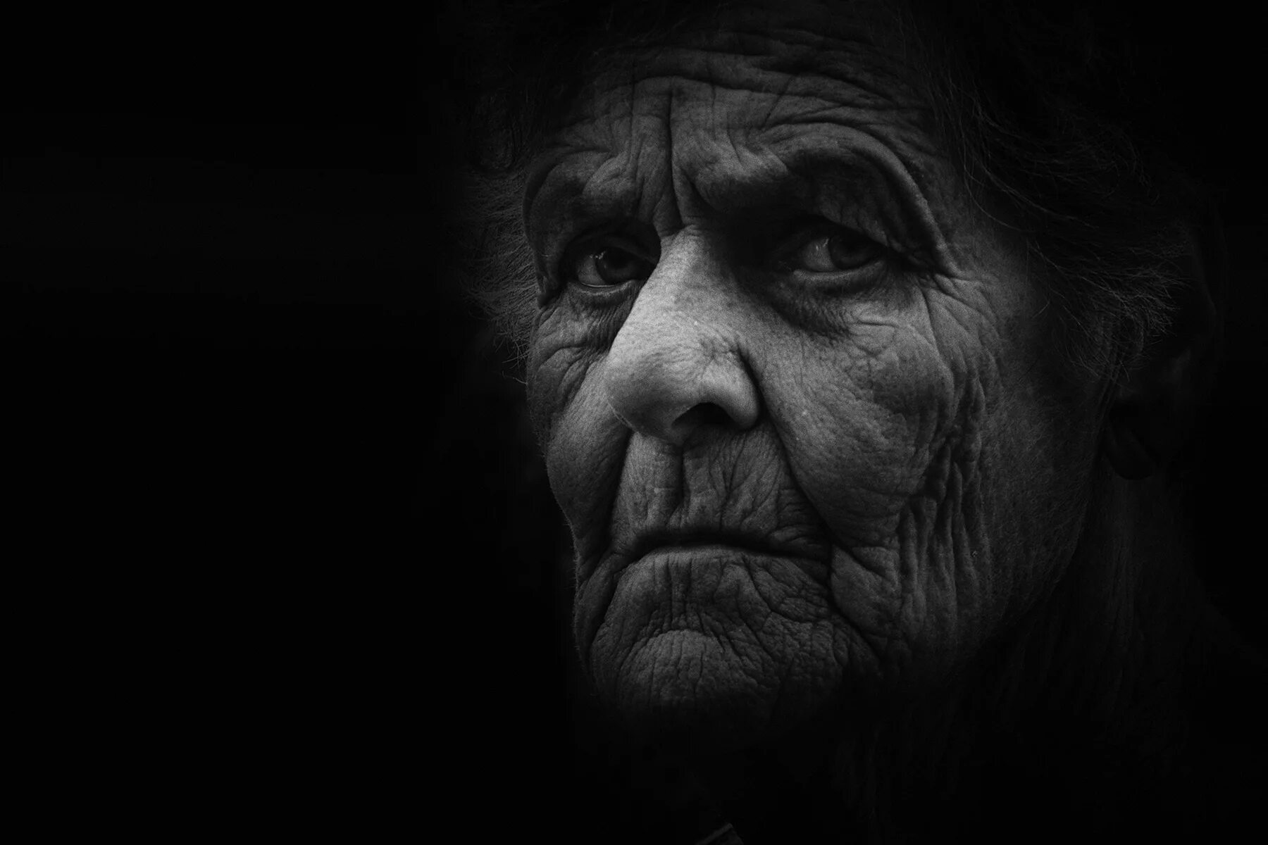 Старик в профиль. Пожилая женщина черно белое фото. Старый профиль. Дедушка в профиль. Фотопортрет старика.