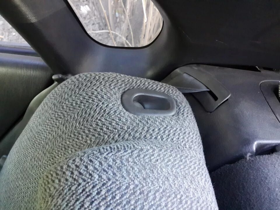 Чистка салона. Часть 3. Разбираем задние сидения - Toyota Corolla Spacio (E121),