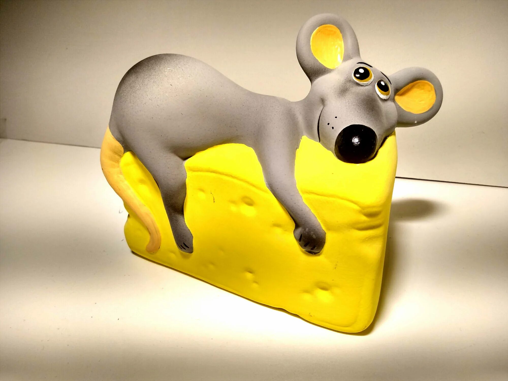 вязаный сыр с мышами. мышка в сыре. вязаные мыши с сыром. губка с мышкой. поделка мышка из бумаги.