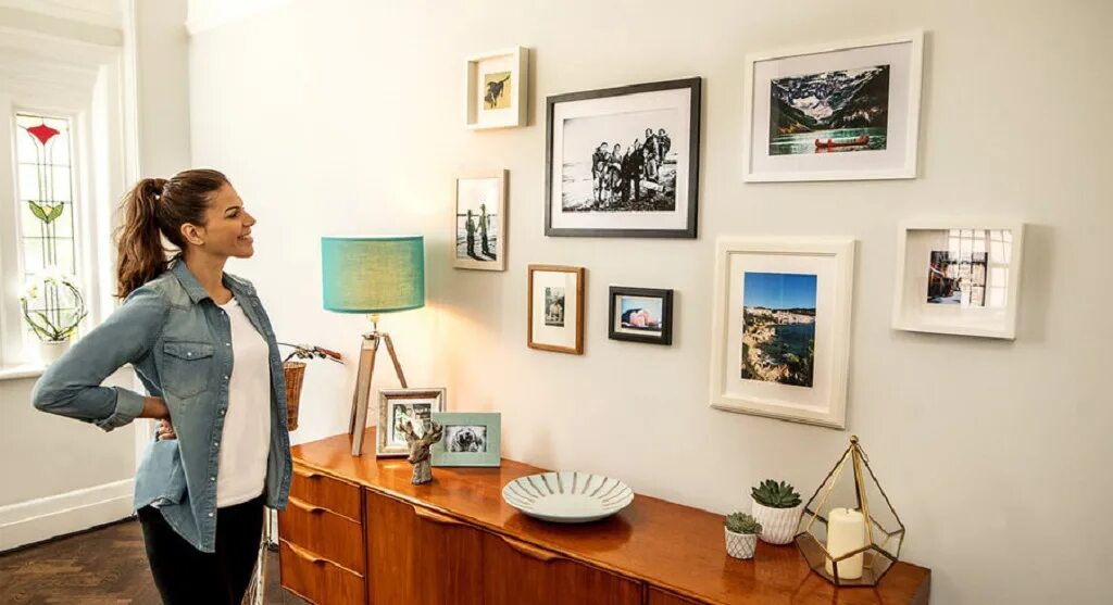 Pictures hang on wall. На что вешать картины на стену. Человек вешает картину на стену. Hang picture. Hang picture.