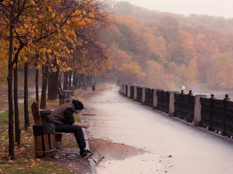 Печальный город. Осень одиночество. Осень одиночество мужчина. Парень осень грусть. Тоскуй город