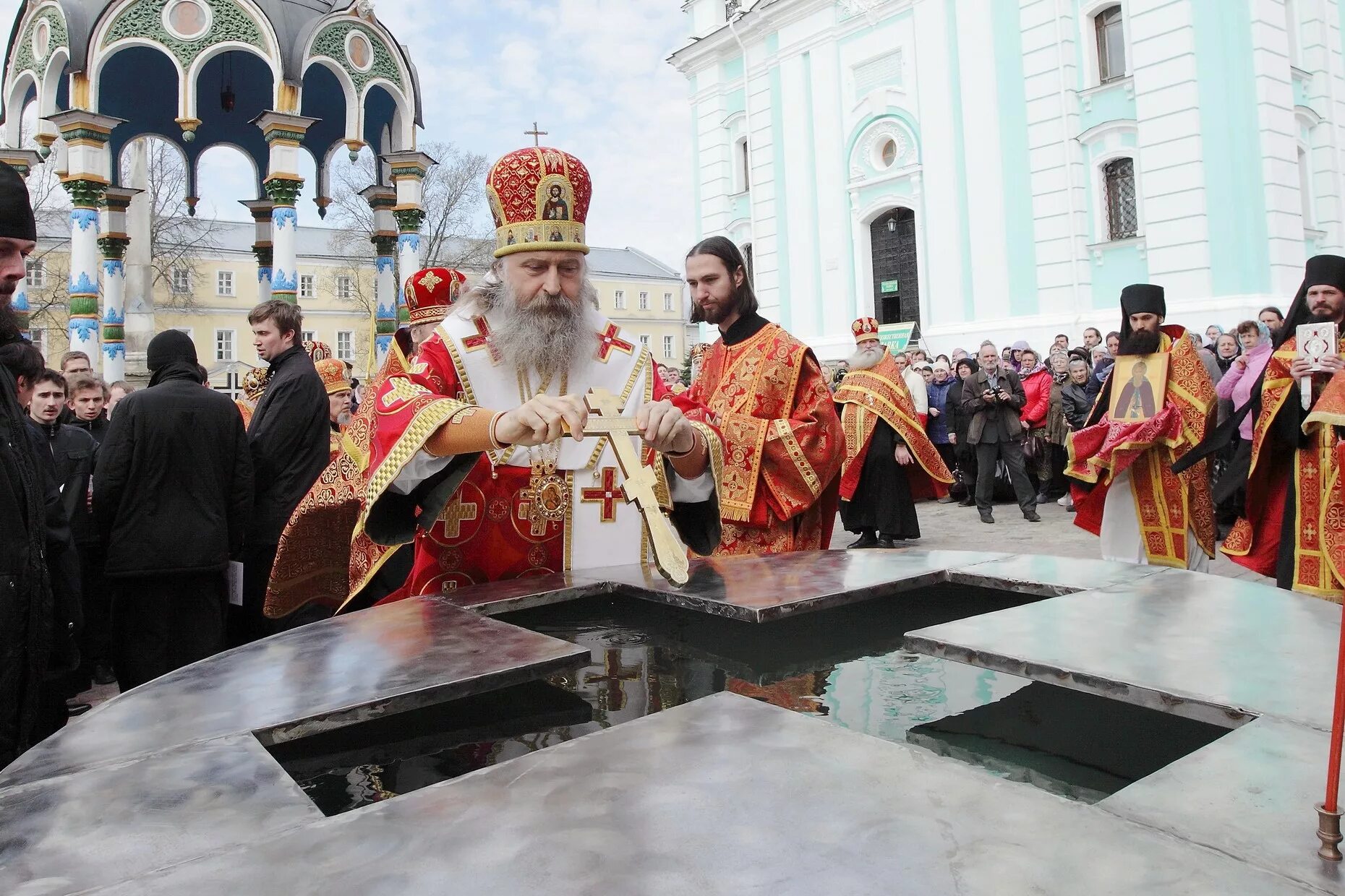 Живоносный источник сайт. Пасха в Троице Сергиевой Лавре 2017. Водосвятный Пасхальный водосвятный молебен Живоносный источник. Живоносный источник икона Божией матери. С праздником Живоносный источник.