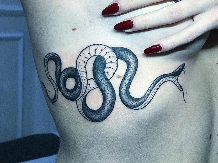 Тату змеи на груди. Тату змея. Татуировки для девушек змея. Тату в виде змеи. Тату змея на руке.