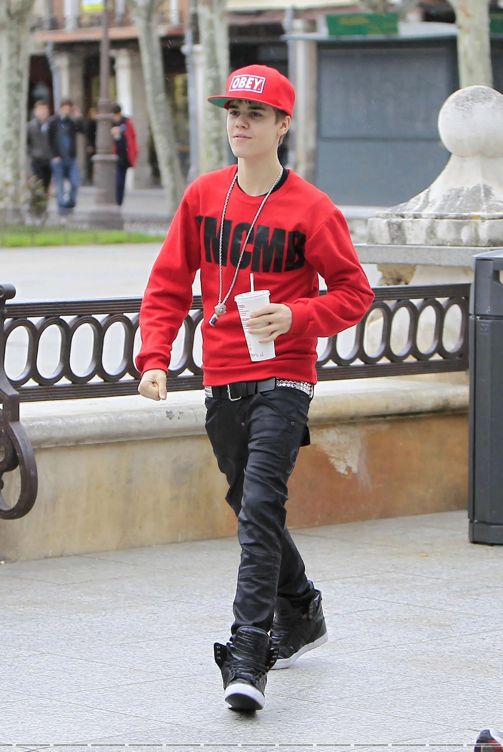 Рост джастина бибера. Джастин Бибер в обычной жизни. Justin Bieber outfits. Джастин Бибер в красной кепке. Джастин Бибер в кепке 2010.