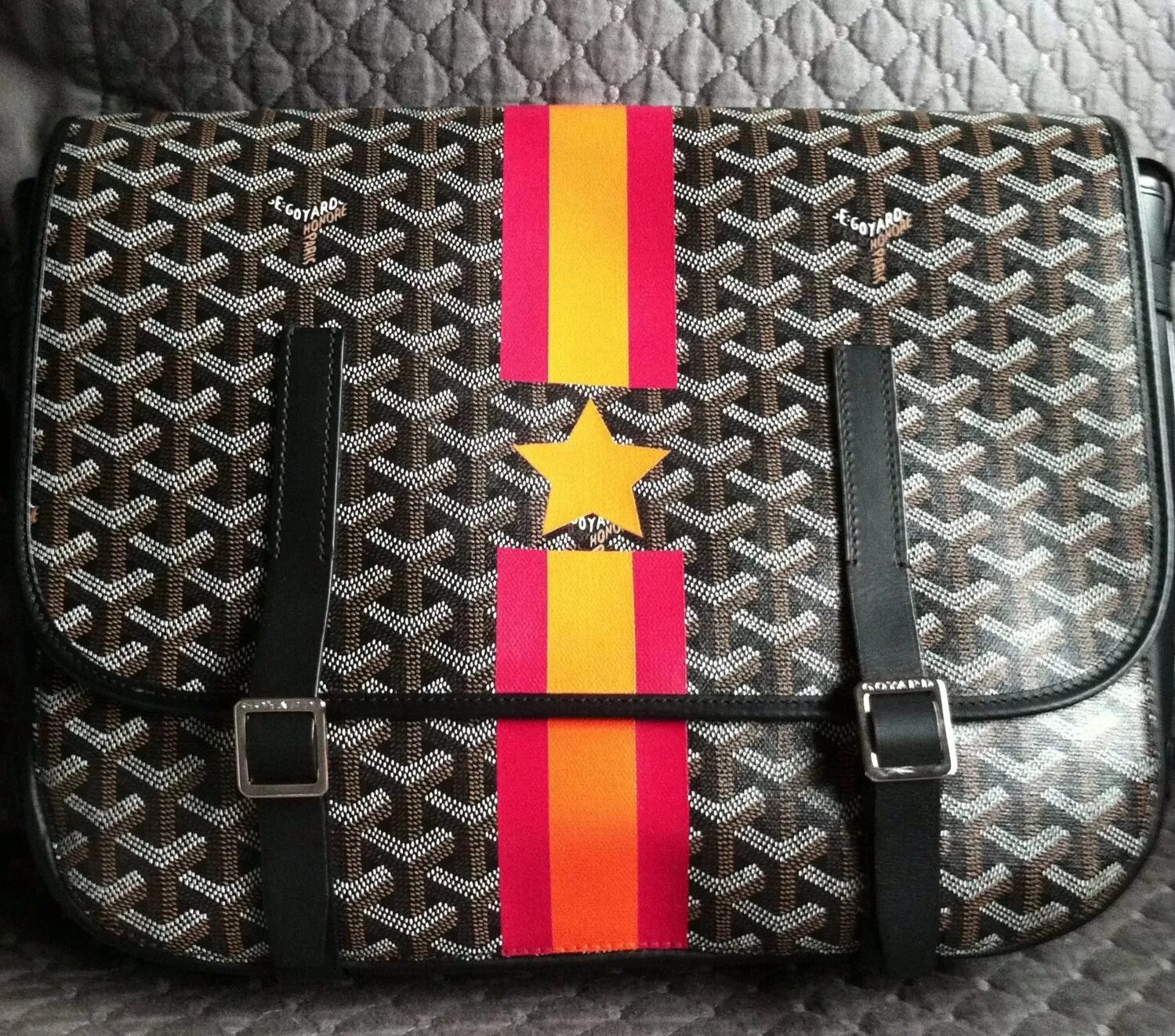 Goyard купить. Сумка Goyard Belvedere. Goyard сумки Messenger. Сумка Goyard Messenger Bag. Рюкзак гуччи Луи витон.